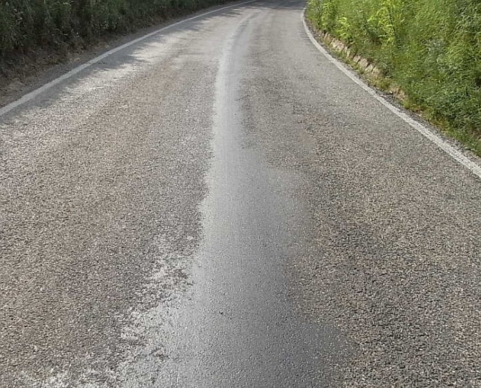 Wegen der dauerhaften Sonneneinstrahlung tritt Bitumen an die Oberfläche und gefährdet durch eine schmierige Oberfläche die Verkehrsteilnehmer.
